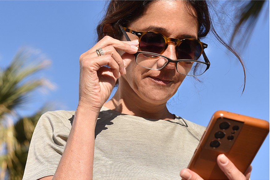 Das Wechseln zwischen Sonnenbrille und Lesebrille kann ermüdend sein, wenn man bedenkt, dass bis zu 58 Mal am Tag aufs Handy geschaut wird. Hier soll eine neue Smart-Brille aus Israel ins Spiel kommen ...