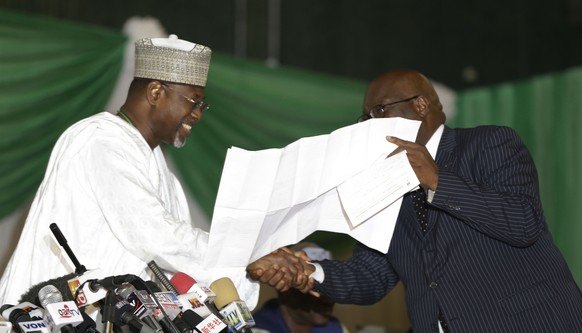 Attahiru Jega (links) von der Wahlkommission mit Wahldokumenten.&nbsp;
