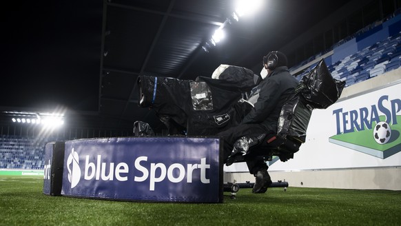 Un cameraman de Blue Sport (ex Teleclub) en action, lors de la rencontre du championnat de football de Super League entre le FC Lausanne-Sport, LS, et le FC Vaduz le mercredi 2 decembre 2020 au stade  ...