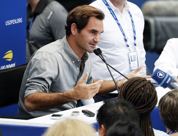 epa06969384 Swiss tennis player Roger Federer (C) addresses the media during media day inside Armstrong stadium at the 2018 US Open Tennis Championships at the USTA National Tennis Center in Flushing  ...