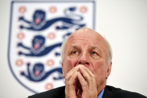 Greg Dyke, Vorsitzender des englischen Fussballs, ist besorgt über die wenigen englischen Spieler unter den Top-4-Teams.