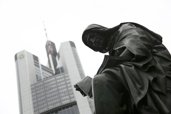 Eine Statue (die an einen eidgenössischen Nationalmythos gemahnt) vor dem Hauptsitz der Commerzbank in Frankfurt am Main.