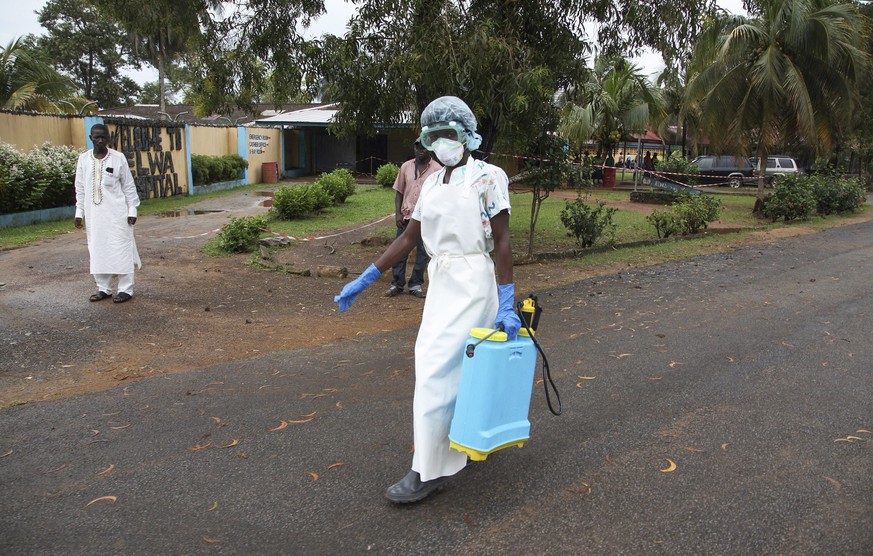 Eine Krankenschwester in Liberia mit Desinfektionsmittel.