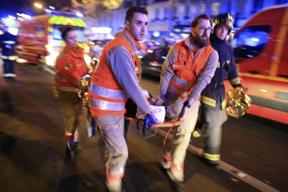 Helfer versorgen ein Attentatsopfer im Pariser Club Bataclan.