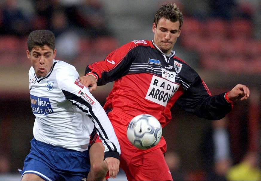 Le Lausannois Leandro Fonseca, gauche, a la lutte avec Mario Eggimann, lors du match de football du tour de promotion LNA-LNB Lausanne-Sports contre FC Aarau, ce samedi 6 avril 2002 a Lausanne. (KEYST ...