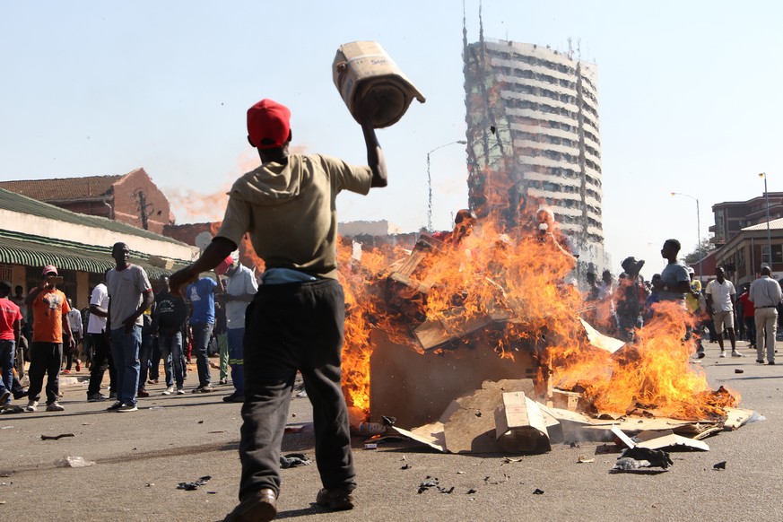 epa06922362 Protestors burn card board boxes in the central business district of Harare, Zimbabwe,01 August 2018 Protestors mostly from the Movement For Democratic Change (MDC) Alliance were unhappy w ...
