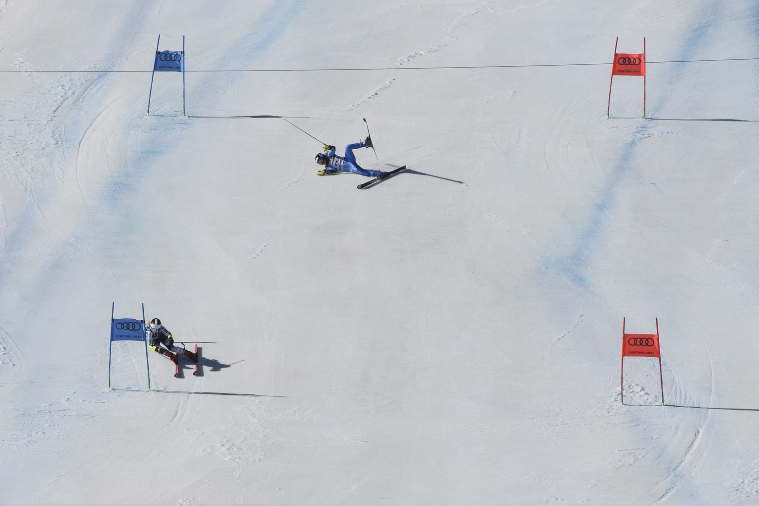 epaselect epa09018675 Lara Della Mea of Italy (R) crashes during her race against Erika Pykalainen of Finland (L) of the Team?s Parallel Slalom race at the Alpine Skiing World Championships in Cortina ...