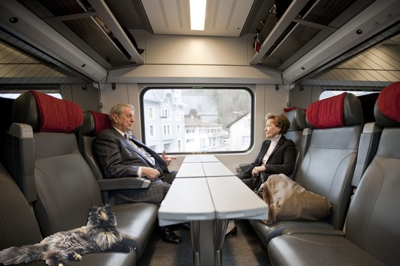 Two elderly travelers sit in a first class compartment of an InterCity train of the Swiss Federal Railways SBB from Biel to Basel, Switzerland, on November 27, 2009. (KEYSTONE/Gaetan Bally) 

Zwei ael ...