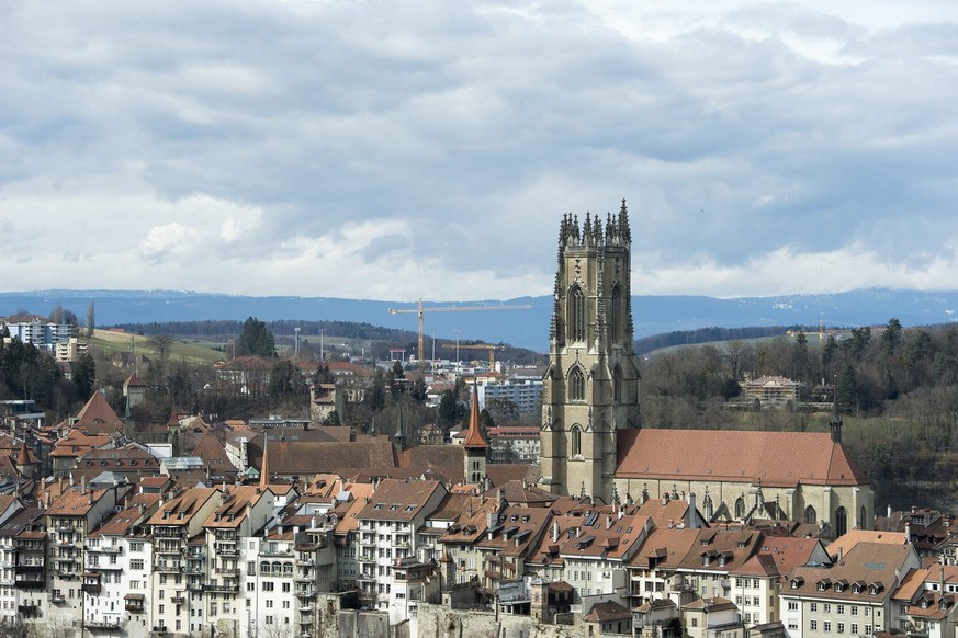 La Cathedrale Saint-Nicolas de Fribourg est photographiee ce mardi 12 mars 2013 a Fribourg. Deux personnes ont tente hier soir de deployer une banderole et de mettre le feu a un benitier dans la cathe ...