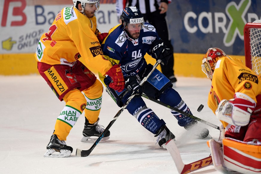 Tiger&#039;s player Miro Zryd, Ambri&#039;s player Peter Guggisberg and Tiger&#039;s goalkeeper Ivars Punnenovs, from left, during the preliminary round game of National League A (NLA) Swiss Champions ...