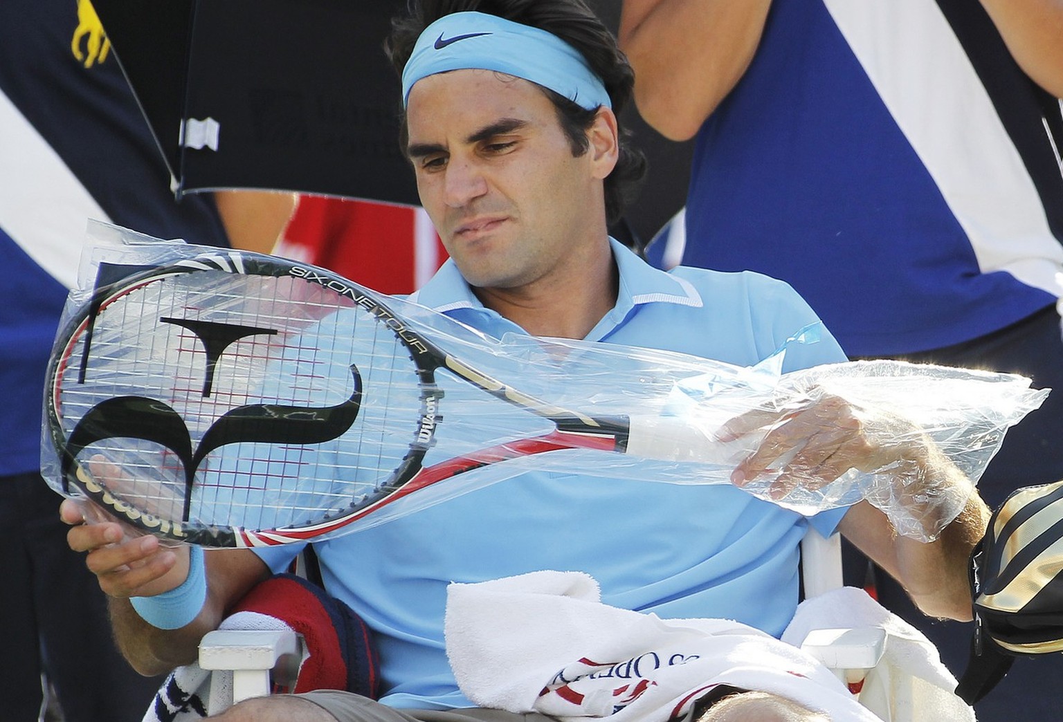 Für Federer ist mehrmals im Match Bescherung: Bis zu einem Dutzend Schläger setzt er während eines Matchs ein.