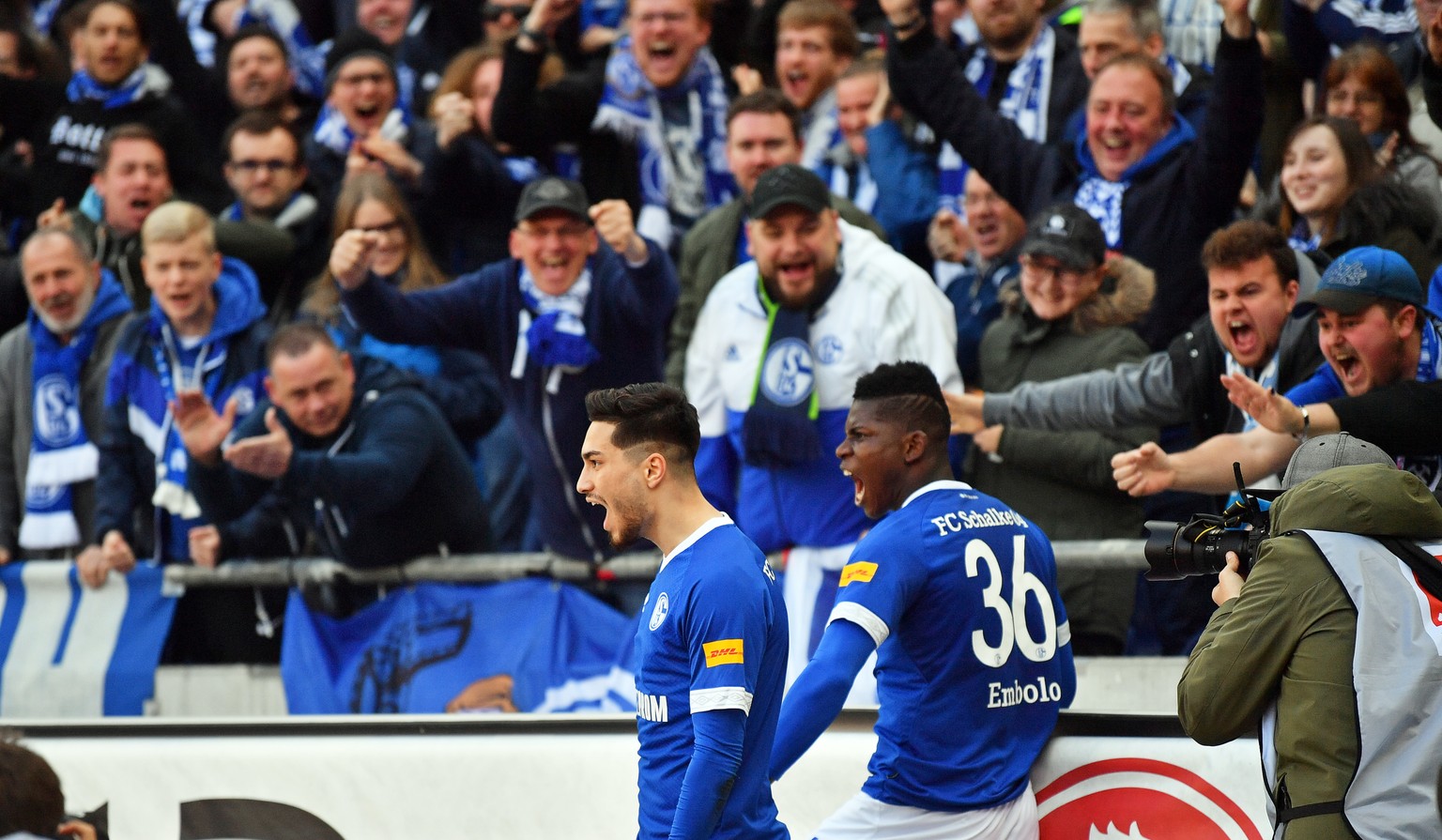 epa07476406 Schalke&#039;s Suat Serdar (L) celebrates with his teammate Breel Embolo (R) after scoring the 1-0 lead during the German Bundesliga soccer match between Hannover 96 and FC Schalke 04 in H ...