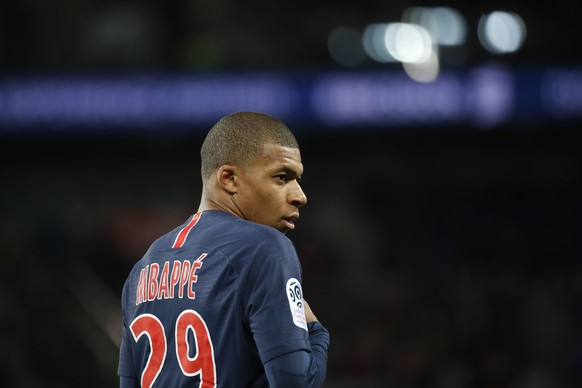 PSG&#039;s Kylian Mbappe looks at his teammates during the League One soccer match between Paris Saint-Germain and Stade Rennais at the Parc des Princes stadium in Paris, Saturday May 12, 2018. (AP Ph ...