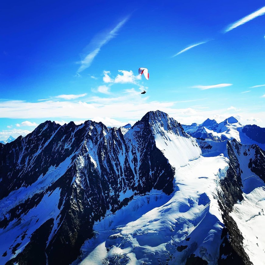 Die Alpen bei schönem Wetter – auf die Gleitschirm-Piloten wartete eine traumhafte Kulisse.