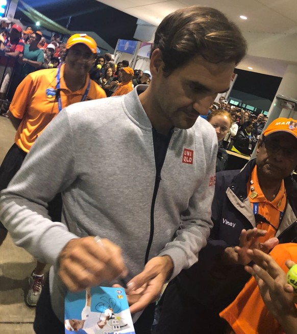 Während es draussen regnete, kümmerte sich Federer drinnen um seine Fans.