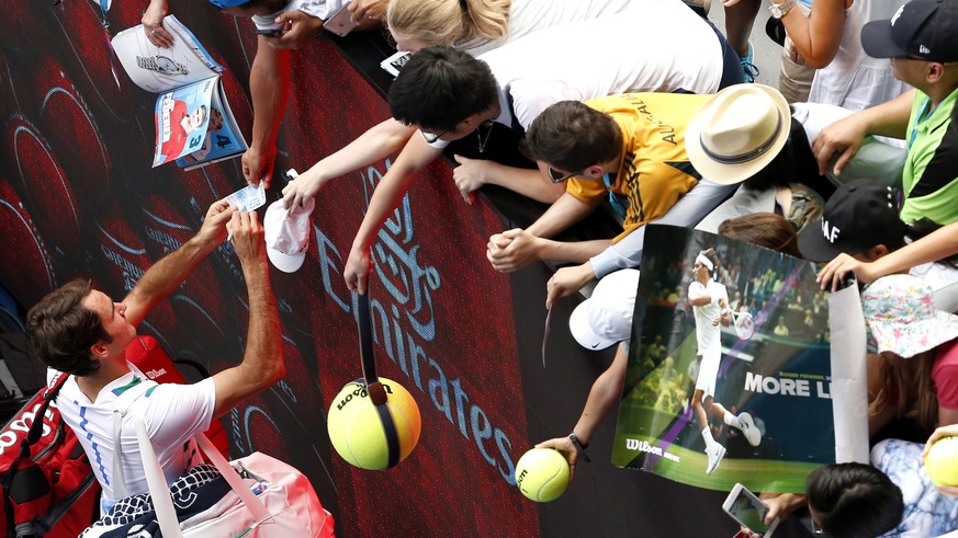 Sein Autogramm bleibt heiss begehrt: Roger Federer nach dem Viertelfinalsieg gegen Tomas Berdych.