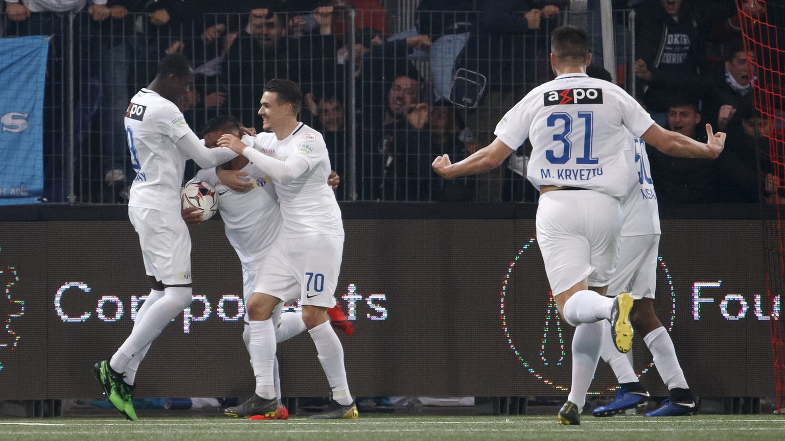 Zurich&#039;s defender Kevin Rueegg, 2nd left, celebrates his goal with teammates after scoring the 1:2, during the Super League soccer match of Swiss Championship between Neuchatel Xamax FCS and FC Z ...
