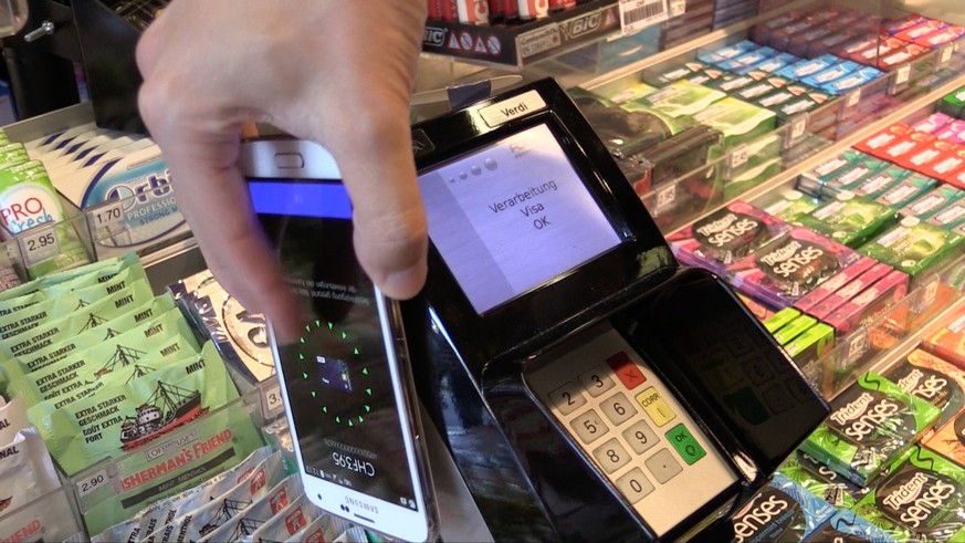 Das Handy wird zum Portemonnaie: Gerät kurz an das Lesegerät halten und Kleinbeträge bis 40 Franken werden ohne PIN-Eingabe von der hinterlegten Kreditkarte abgebucht.