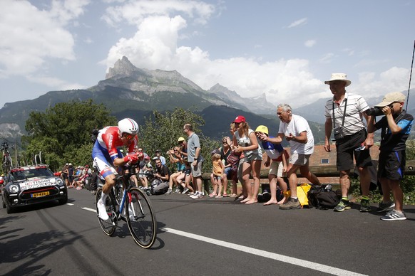epa05435028 Team Giant Alpecin rider Tom Dumoulin of Netherlands in action during the 18th stage of the 103rd edition of the Tour de France cycling race, an individual time trial over 17Km between Sal ...