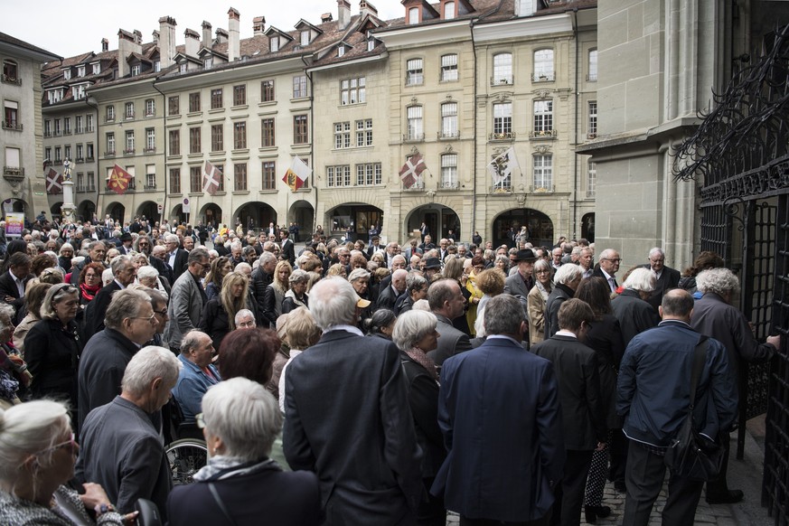 Viele Personen begehren Einlass in das Muenster zur Trauerfeier von Alex Tschaeppaet, am Donnerstag, 17. Mai 2018, in Bern. Der ehemalige Berner Stadtpraesident starb 66-jaehrig nach einem Krebsleiden ...