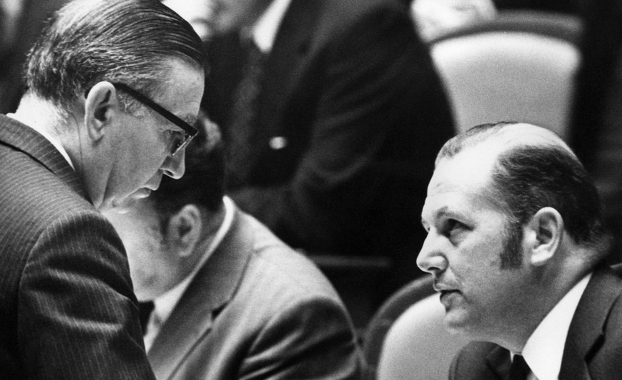 Die ehemaligen Weggefaehrten, der Nationalrat der Nationalen Aktion, Valentin Oehen, rechts, und James Schwarzenbach von der Republikanischen Bewegung unterhalten sich am 25. April 1974 im Nationalrat ...