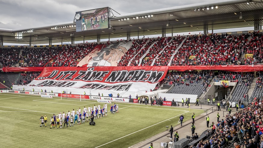 Die Mannschaften laufen aufs Spielfeld im Schweizer Fussball Cupfinalspiel zwischen dem FC Basel und dem FC Thun, am Sonntag 19. Mai 2019, im Stade de Suisse in Bern. (KEYSTONE/Thomas Hodel)