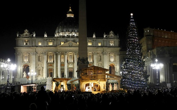 Weihnachtsbaum und Krippe auf dem Petersplatz.