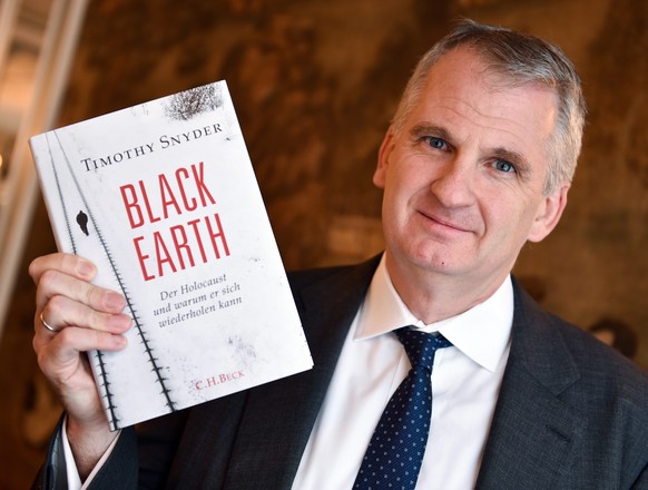 epa04979863 US historian Timothy Snyder presents his book &#039;Black Earth: The Holocaust as History and Warning&#039; during a press conference in Frankfurt am Main, Germany, 16 October 2015. EPA/AR ...