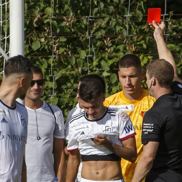 Referee shows the red card to Basel&#039;s defender Raoul Petretta, center, during the Swiss Cup first Round between Pully Football and FC Basel, at the Centre sportif de Rochettaz, in Pully, Switzerl ...