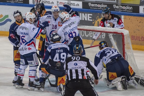 Die Zuercher mit Raphael Prassl, mitte, feiern das 1:2 beim Eishockey Meisterschaftsspiel in der Qualifikation der National League zwischen dem EV Zug und den ZSC Lions vom Samstag, 14. September 2019 ...