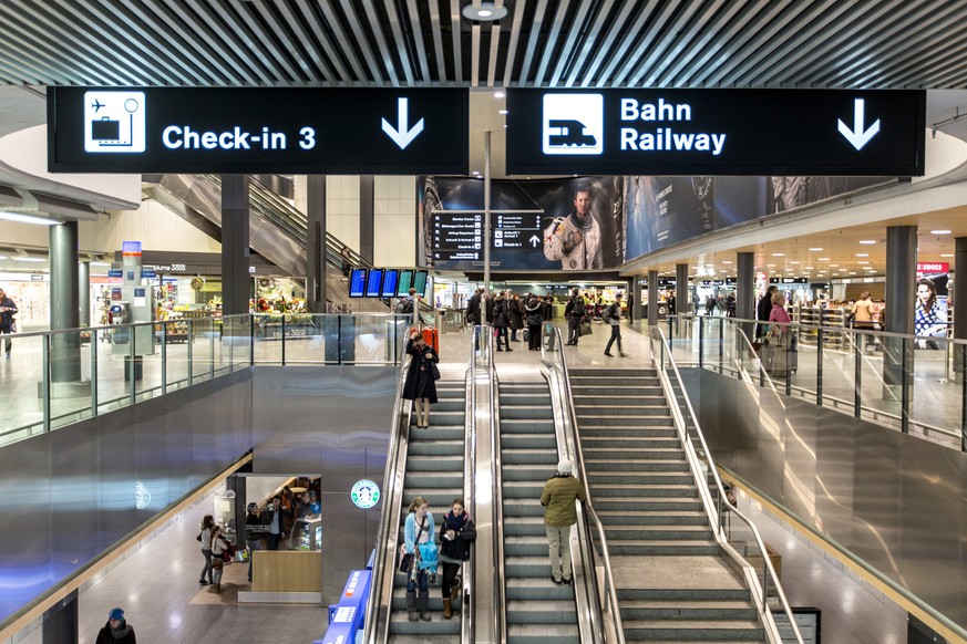 Signs showing the way to check-in 3 and to the Swiss Railway station at Zurich Airport in Kloten in the canton of Zurich, Switzerland, pictured on February 18, 2013. (KEYSTONE/Gaetan Bally)

Anzeigeta ...