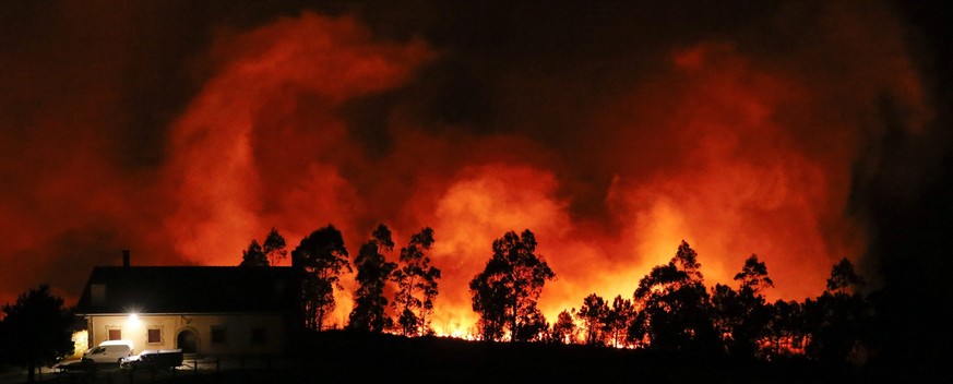 Über 130 Brandherde wüten in Spanien. Ein Teil davon soll von Brandstiftern gelegt worden sein.