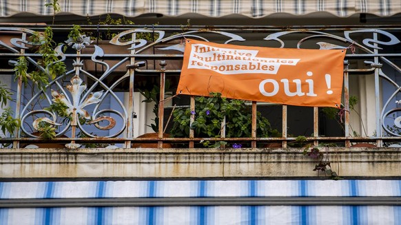 Un drapeau en faveur de l&#039;initiative multinationales responsables (Konzern-verantwortungs initiative) est visible sur un balcon d&#039;une habitation le mardi 13 octobre 2020 a Lausanne. Le 29 no ...