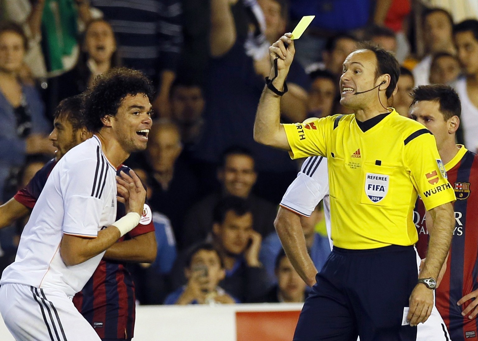 Pepe sah im spanischen Cupfinal im April 2014 seine zweitletzte Gelbe Karte (Bild). Die letzte kassierte er am 22. Oktober in der Champions League gegen Liverpool. &nbsp;