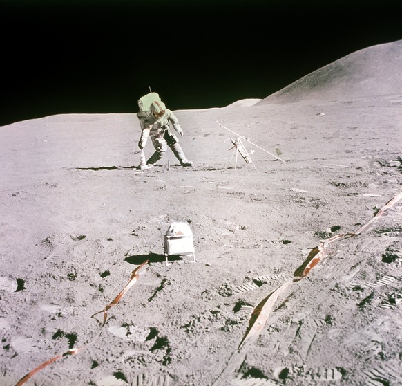 David R. Scott auf dem Mond bei Arbeiten mit dem Bohrgeraet. Im Vordergrund ein Geraet zur Messung des Sonnenwindes. Am 26. Juli 1971 starteten die Astronauten David R. Scott, James B. Irwin und Alfre ...