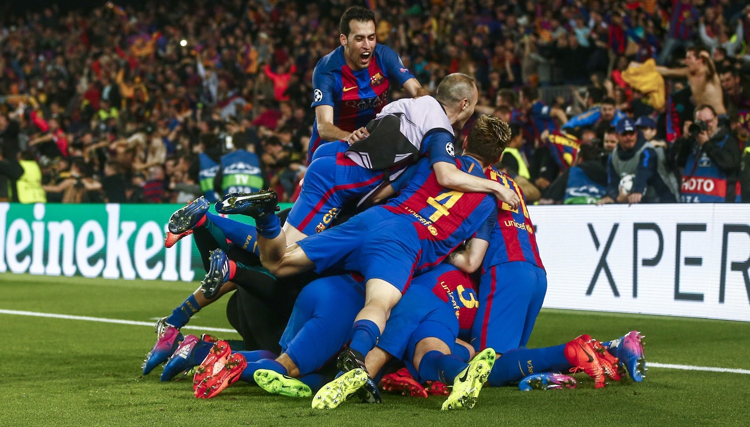 epa05837611 FC Barcelona&#039;s players celebrate their 6-1 win during the UEFA Champions League second leg round of 16 match between FC Barcelona and Paris Saint-Germain at Camp Nou stadium in Barcel ...