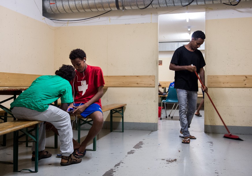Asylbewerber aus Eritrea in der Zivilschutzanlage Lumino.