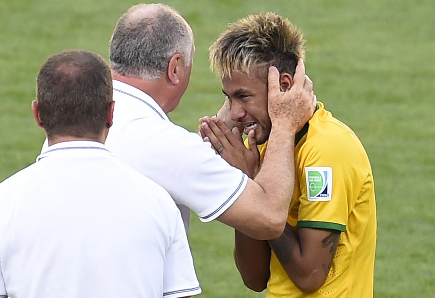 Felipao zieht Neymar wie einen nassen Sack nach oben, drückt und herzt ihn. Er weiss, was er an ihm hat.