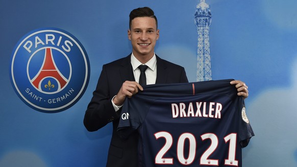 epa05695911 A handout photo made available by Paris Saint Germain pressroom on 03 January 2017 shows German attacking midfielder Julian Draxler posing for photographs with the PSG jersey. Julian Draxl ...