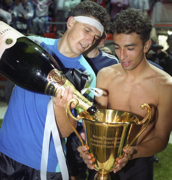 Die Spieler des FC Aarau Petar Aleksandrov, links, und Roberto di Matteo, rechts, feiern am 13. Juni 1993 im eigenen Stadion in Aarau mit Champagner und dem Pokal den Schweizermeister-Titel. (KEYSTONE ...