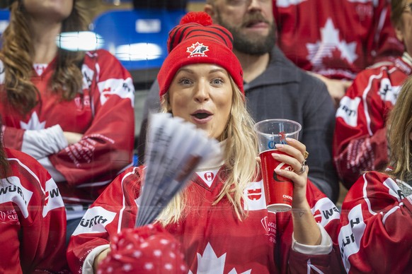 Fans Team Canada during the game between HC Ocelari Trinec and Team Canada, at the 93th Spengler Cup ice hockey tournament in Davos, Switzerland, Thursday, December 26, 2019. (KEYSTONE/Melanie Duchene ...