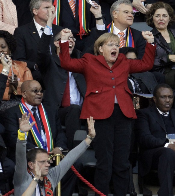 Unvergessen und kult: Die deutsche Bundeskanzlerin jubelt beim 4:0-Kantersieg gegen Argentinien an der WM 2010 in Südafrika.