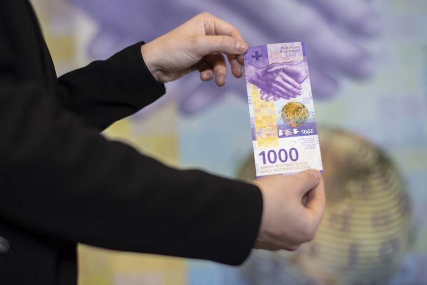 Eine Frau praesentiert das Erscheinungsbild der neuen 1000-Note am Dienstag, 5. Maerz 2019 in Zuerich. Die neue Banknote wird ab dem 13. Maerz in Umlauf genommen. (KEYSTONE/Ennio Leanza)