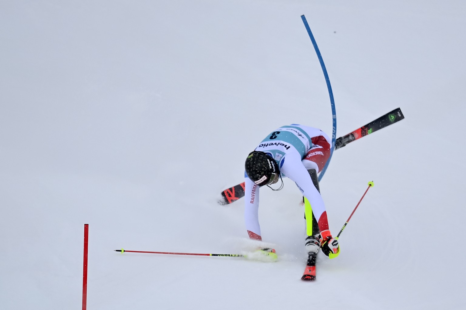 epa09087684 Switzerland&#039;s Ramon Zenhaeusern crashes during the second run of the Men&#039;s Slalom race at the FIS Alpine Skiing World Cup finals in Lenzerheide, Switzerland, 21 March 2021. EPA/G ...