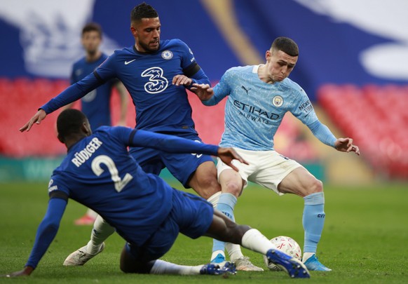epa09142050 Emerson Palmieri (C) and Antonio Ruediger (L) of Chelsea in action against Phil Foden (R) of Manchester City during the English FA Cup semi final soccer match between Chelsea FC and Manche ...