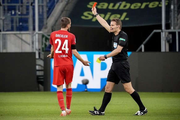 epa08448230 Cologne&#039;s Dominick Drexler (L) reacts as referee Dr. Felix Brych (R) shows the red card to Cologne&#039;s Sebastiaan Bornauw (not pictured) during the German Bundesliga soccer match b ...