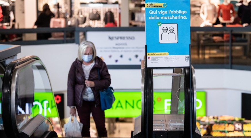 Kunden tragen Masken zur Eindaemmung der Ausbreitung des Coronavirus im Einkaufszentrum Breggia in Balerna am Freitag, 9. Oktober 2020. Das Tessin f