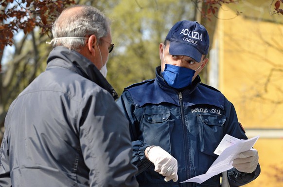 epa08321284 Italian law enforcement officers carry out controls during the country&#039;s lockdown due to the coronavirus Covid19 pandemic, in Sesto San Giovanni, near Milan, Italy, 25 March 2020. The ...