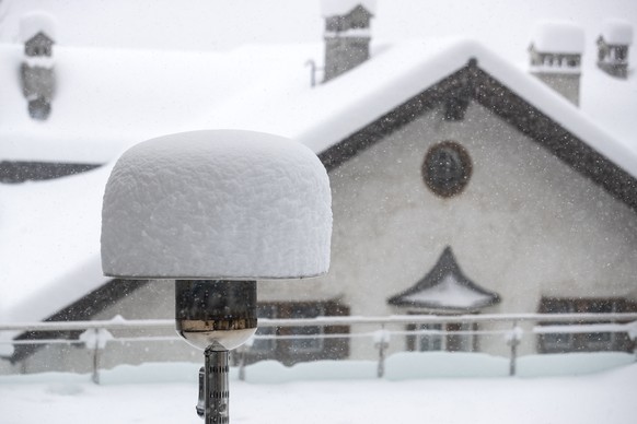 Ein Heizpilz ist bei starkem Schneefall mit Schnee bedeckt in St. Moritz am Samstag, 5. Dezember 2020. (KEYSTONE/Alexandra Wey)..