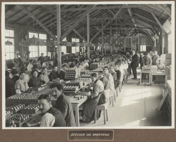 Auch Frauen werden während des Ersten Weltkriegs vermehrt in der der Metall- und Maschinenindustrie beschäftigt, zum Beispiel bei Piccard &amp; Pictet in Genf. 
Schweizerisches Nationalmuseum